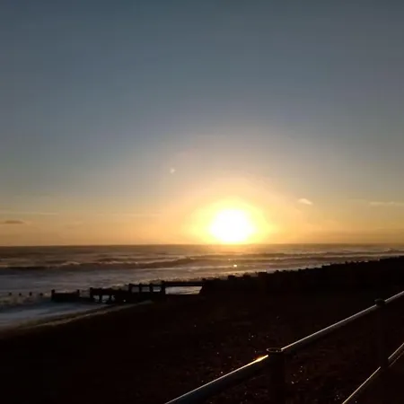 Lovely 1-Bedroom Flat Within Minutes From The Beach! Bexhill-on-Sea Exterior photo
