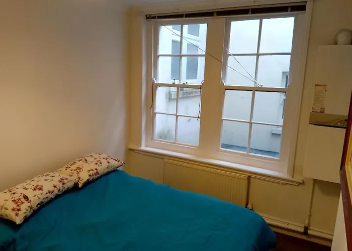 Lovely 1-Bedroom Flat Within Minutes From The Beach!