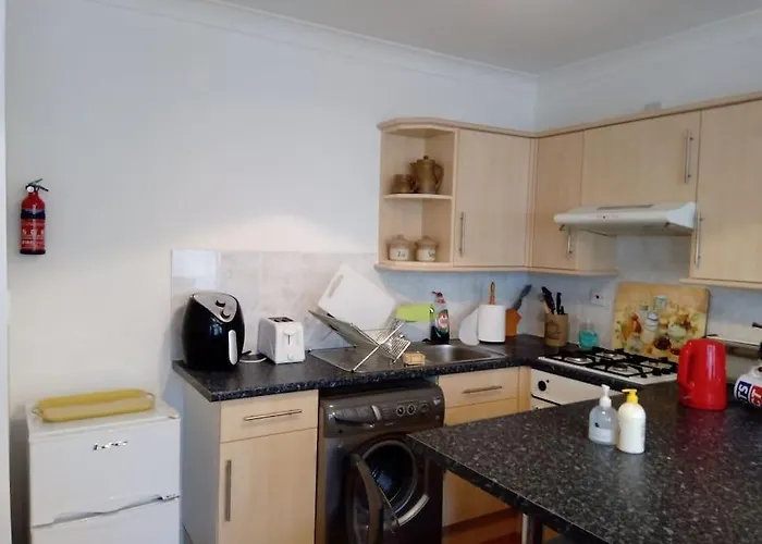 Lovely 1-Bedroom Flat Within Minutes From The Beach!