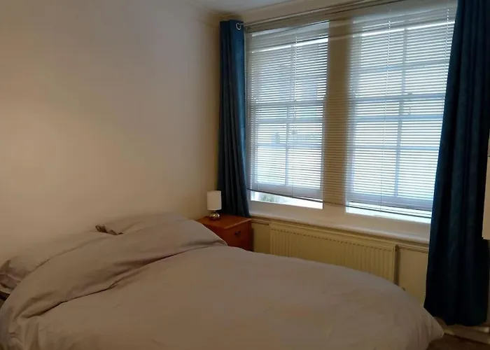 Lovely 1-Bedroom Flat Within Minutes From The Beach!