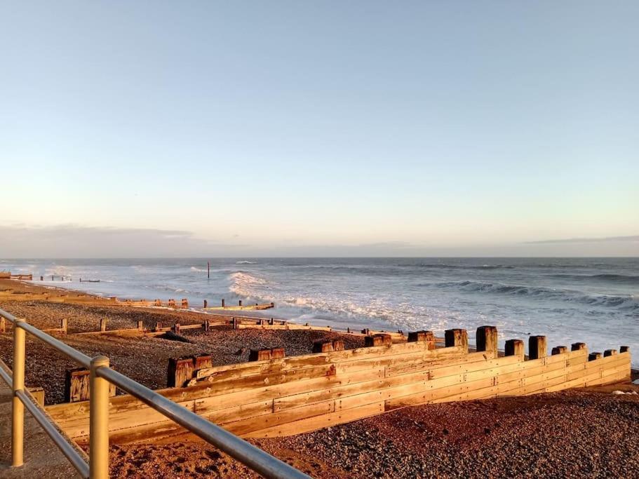 Lovely 1-bedroom Flat Within Minutes From The Beach! *