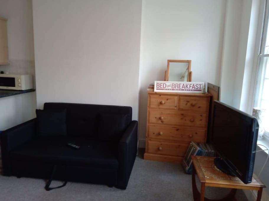 Lovely 1-bedroom Flat Within Minutes From The Beach! *
