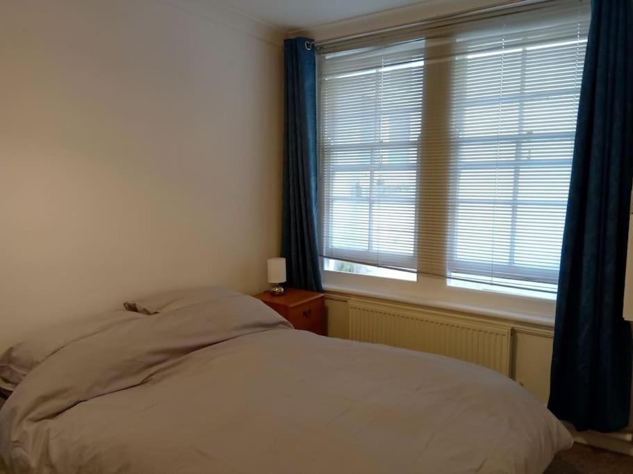 Lovely 1-bedroom Flat Within Minutes From The Beach! Apartment *