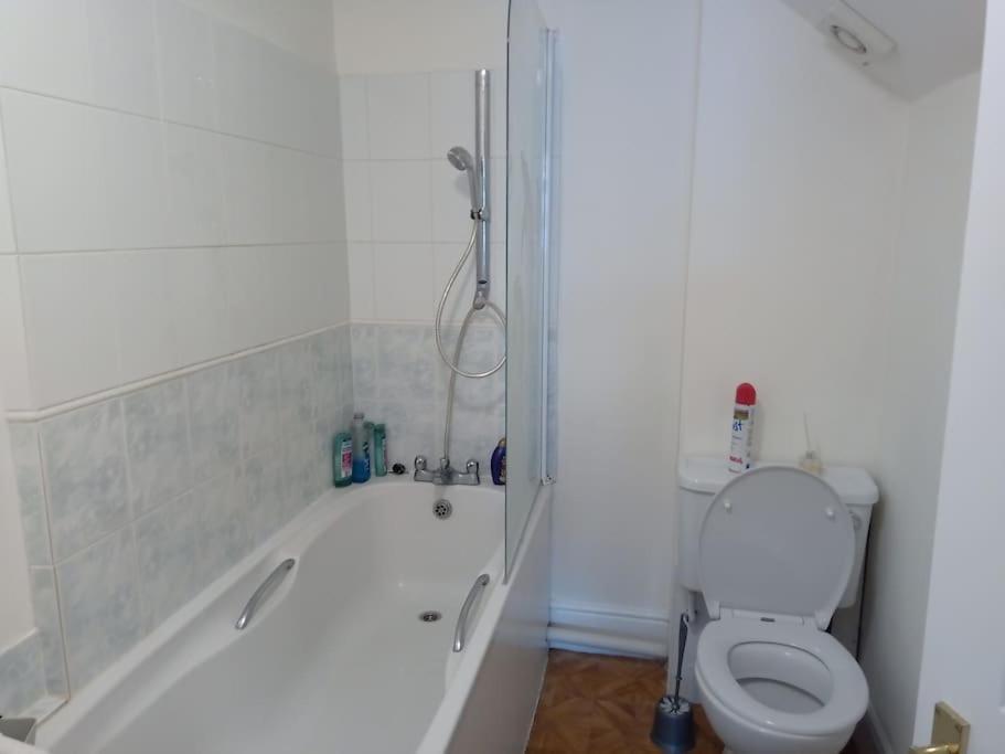 Lovely 1-bedroom Flat Within Minutes From The Beach! Apartamento *